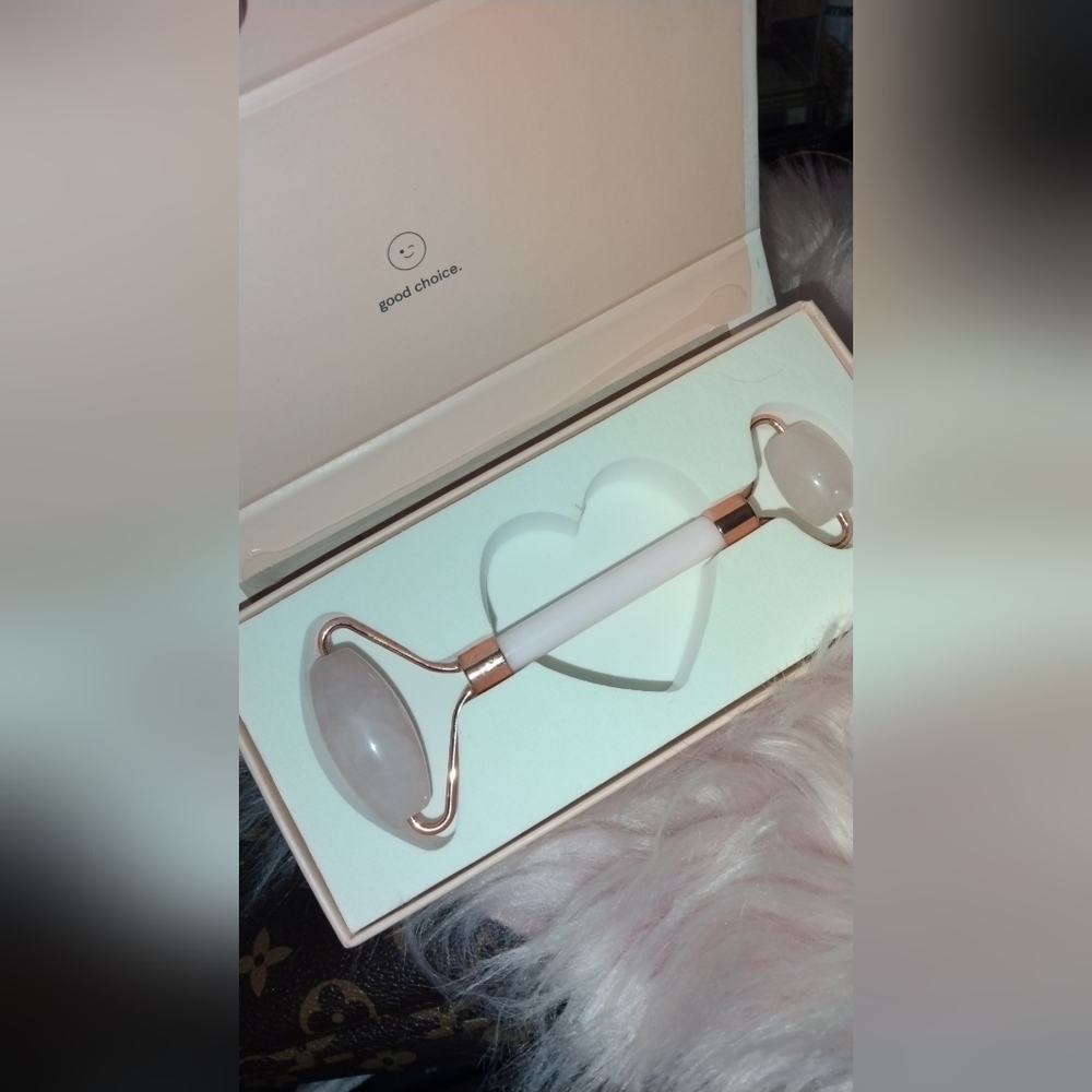 Rose quartz facial roller